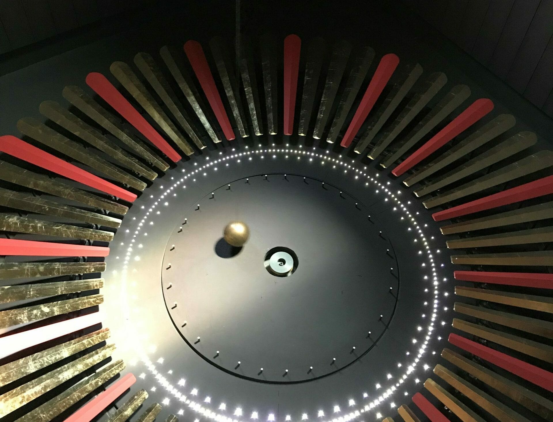 Pendule de Foucault, 13,11 mètres suspendus dans la tour