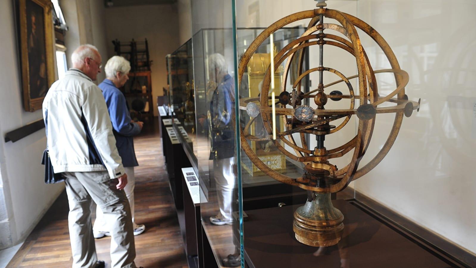 Visiteurs dans la galerie du Musée du Temps de Besançon